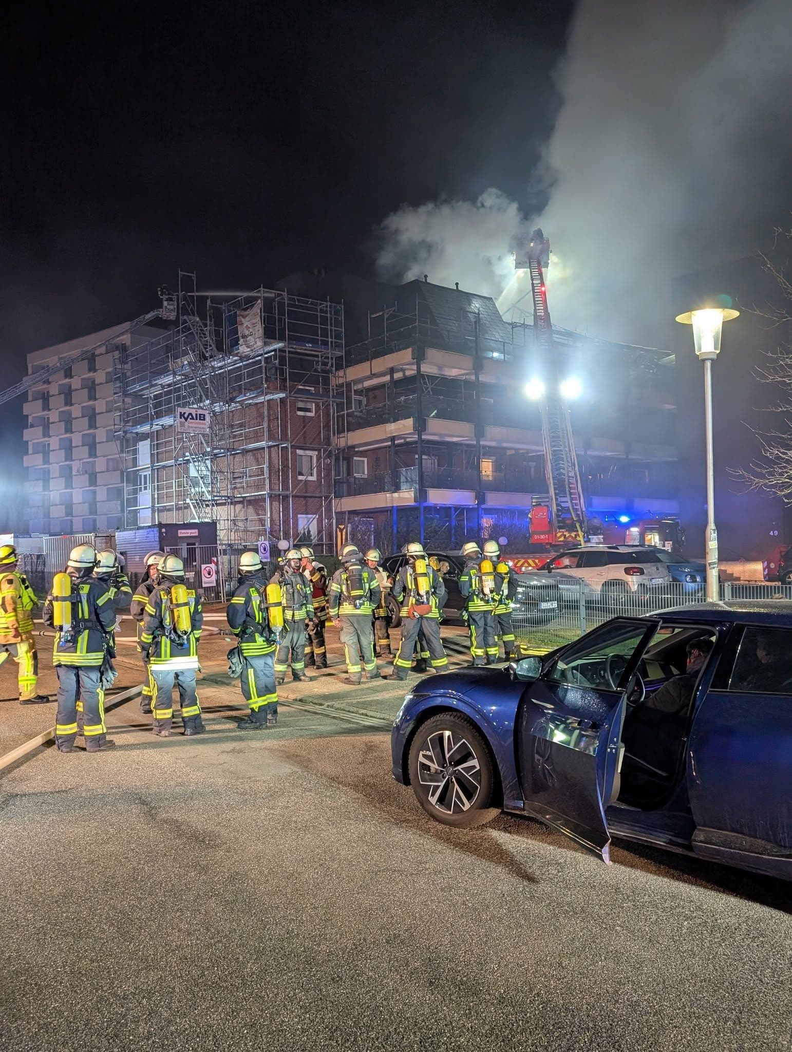 Artikelbild: Großeinsatz der Feuerwehr Cuxhaven: Brand in Mehrfamilienhaus